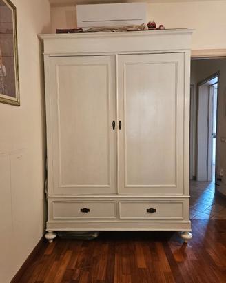 Armadio bianco in legno a due ante