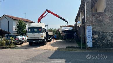 Camion Nissan T 200 con gru Fassi F85