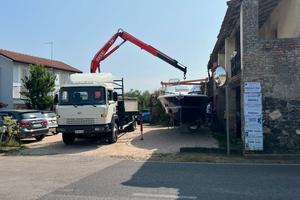 Camion Nissan T 200 con gru Fassi F85