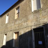 Casa da ristrutturare con garage e cortile
