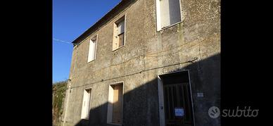 Casa da ristrutturare con garage e cortile