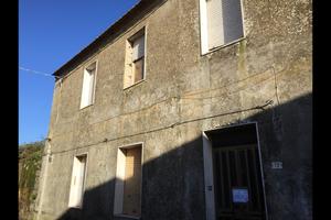 Casa da ristrutturare con garage e cortile