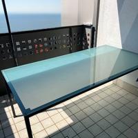 Tavolo con top in vetro