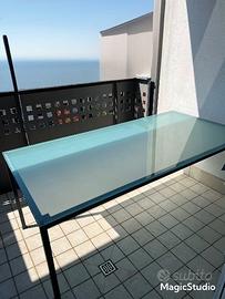 Tavolo con top in vetro