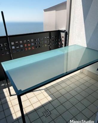 Tavolo con top in vetro