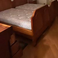 Letto con materassi e comodini