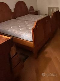 Letto con materassi e comodini
