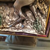 lampadario in cristallo e quadri in argento 