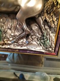 lampadario in cristallo e quadri in argento 