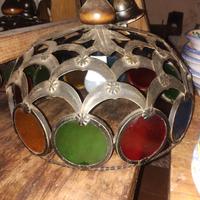 lampadario in ferro battuto e vetro colorato