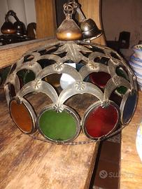lampadario in ferro battuto e vetro colorato