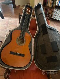 Chitarra classica con custodia rigida