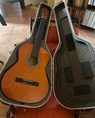 Chitarra classica con custodia rigida