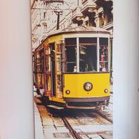 Quadro con rappresentazione di un tram in città 