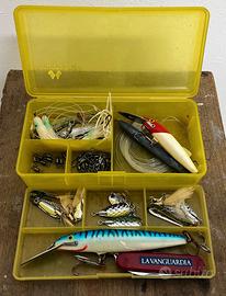 Cassetta pesca mare con attrezzatura varia