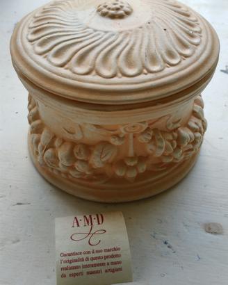 Scatoletta in ceramica bassorilievo
