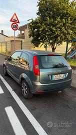 Fiesta anno 2005 , 150000 km  benzina
