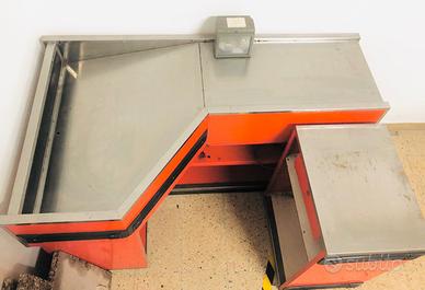 Banco cassa con mobile e scanner