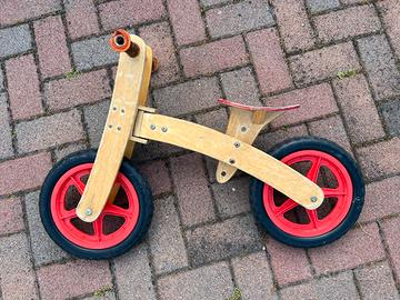 Bicicletta a pedali per bambini