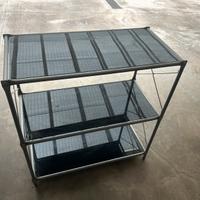 Mobile con ripiani in vetro