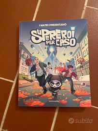 Libro SUPEREROI PER CASO