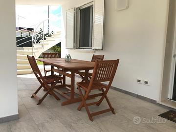 Tavolo in legno da giardino con 4 sedie