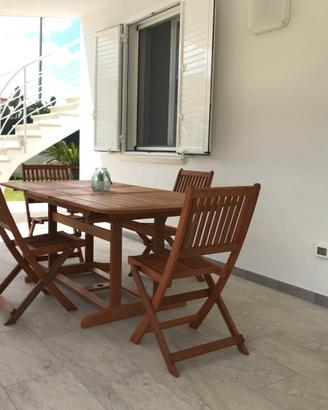 Tavolo in legno da giardino con 4 sedie