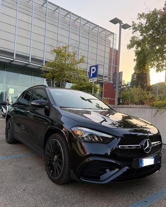 Mercedes GLA 200d pacchetto AMG FULL BLACK