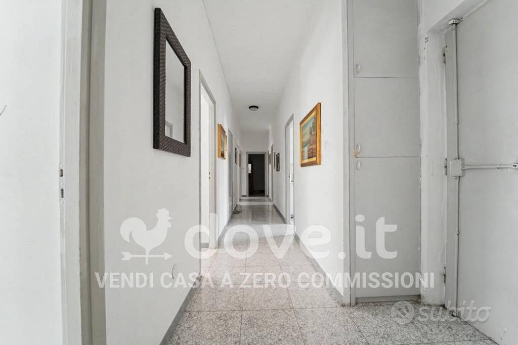 Appartamento di 140 m² con più di 5 locali e box a - Vista 4