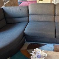 grande divano con penisola circa 300×80 cm