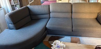 grande divano con penisola circa 300×80 cm