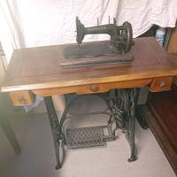 Tavolo con macchina da cucire antica