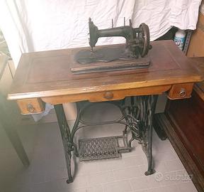 Tavolo con macchina da cucire antica