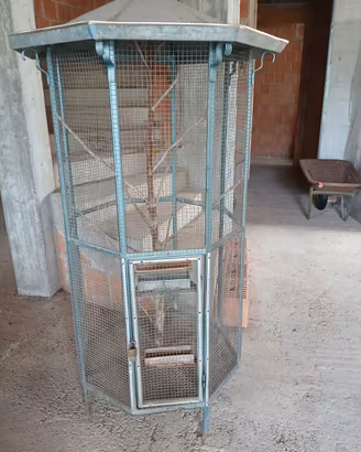 Voliera ottagonale in ferro