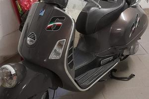 Vespa 300 con la targhetta via della moda Milano