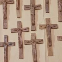stock crocifissi in legno intarsiati