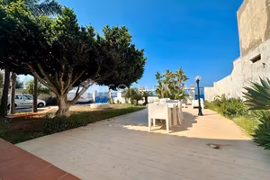 Villa fronte mare su due livelli con corte esterna