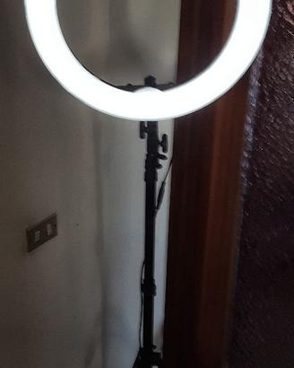 Ringlight, luce calda e fredda per video e foto.