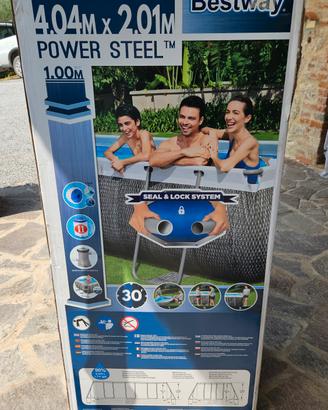 Piscina fuori  terra Mt 4 x 2 usata solo una volta