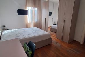 STANZA PER STUDENTESSE CON BALCONE E RIPOSTIGLIO 