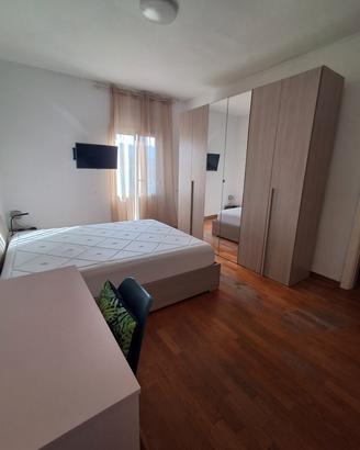 STANZA PER STUDENTESSE CON BALCONE E RIPOSTIGLIO 