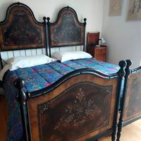 Letto matrimoniale stile classico con decorazioni