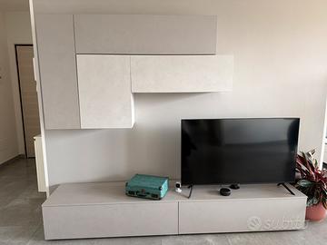 Mobili grigi parete attrezzata TV
