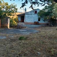 Piccola masseria agricola con terreno intorno