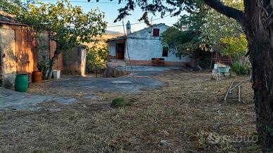 Piccola masseria agricola con terreno intorno