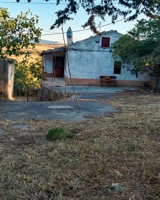 Piccola masseria agricola con terreno intorno