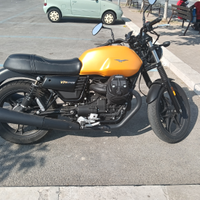 Moto Guzzi V7 III Gialla