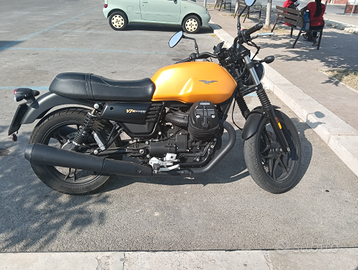 Moto Guzzi V7 III Gialla