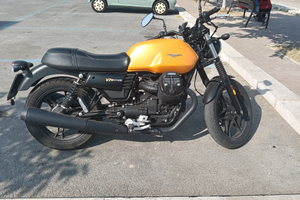 Moto Guzzi V7 III Gialla