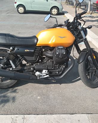 Moto Guzzi V7 III Gialla